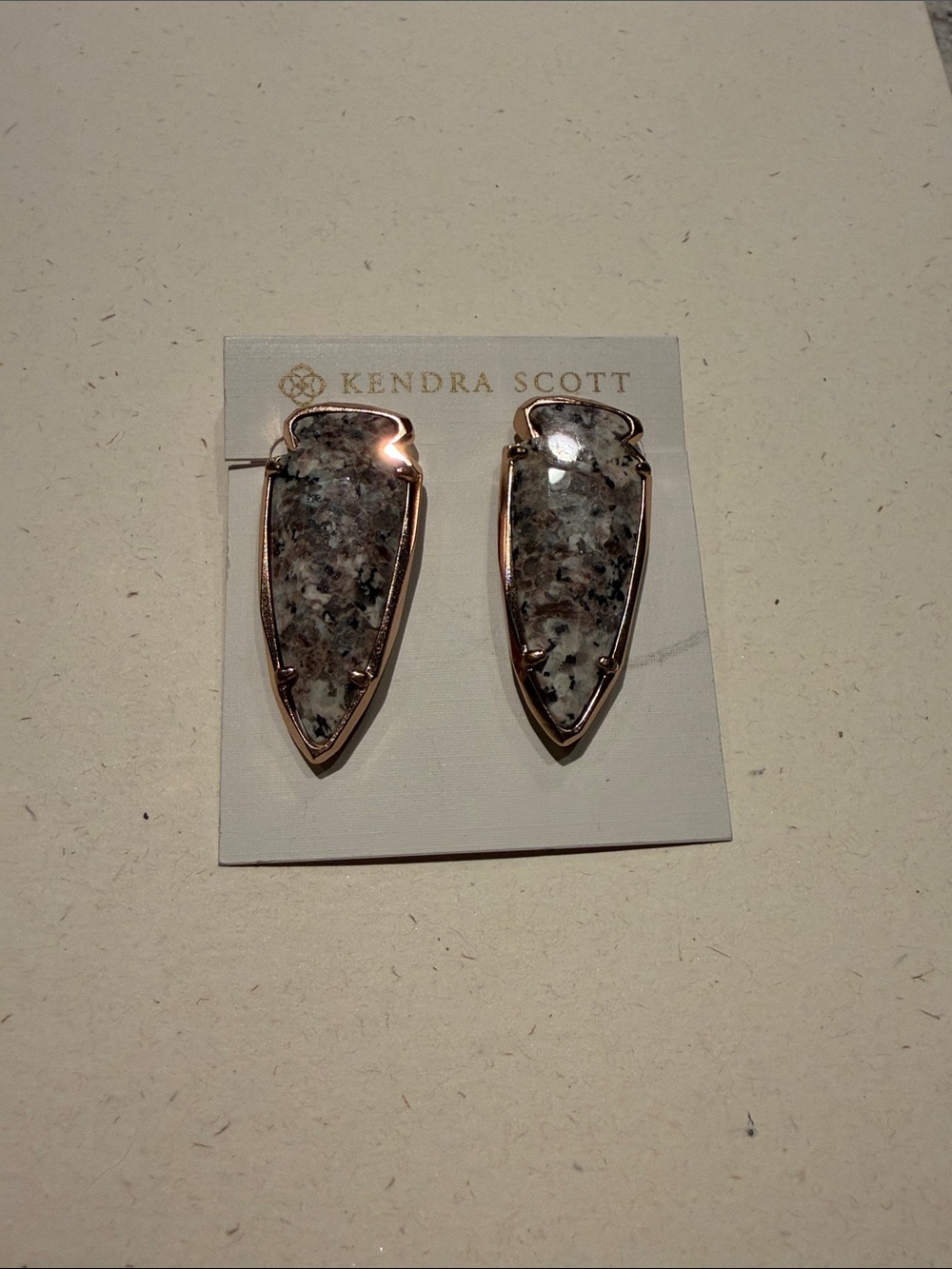 NWT RARE Kendra Scott Kathryn Arrowhead Earrings in gray granite and rose gold